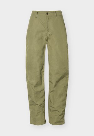 Chino nohavice s rovnými nohavicami, zapínaním na gombík a zips, s pútkami na opasok a jemnými záhybmi, zobrazené na bielom pozadí.