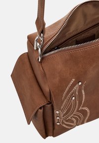 Braune Lederhandtasche mit Reißverschluss, strukturiertem Oberflächenmaterial, bestickten Details und silbernen Hardware-Akzenten. Kompakte rechteckige Form.