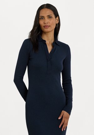 Marineblå langærmet polo kjole i blødt stof, med en knapkrave, slim fit og minimalistisk design uden mønstre eller accenter.