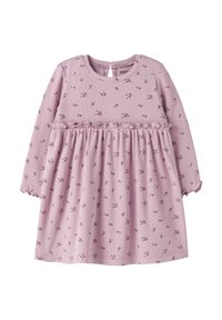 Robe bébé rose à manches longues avec petit imprimé floral, détail à volants à la taille et fermeture au dos par bouton à œillet.