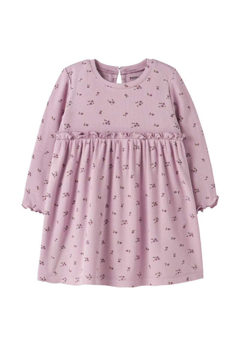 Robe bébé rose à manches longues avec petit imprimé floral, détail à volants à la taille et fermeture au dos par bouton à œillet.