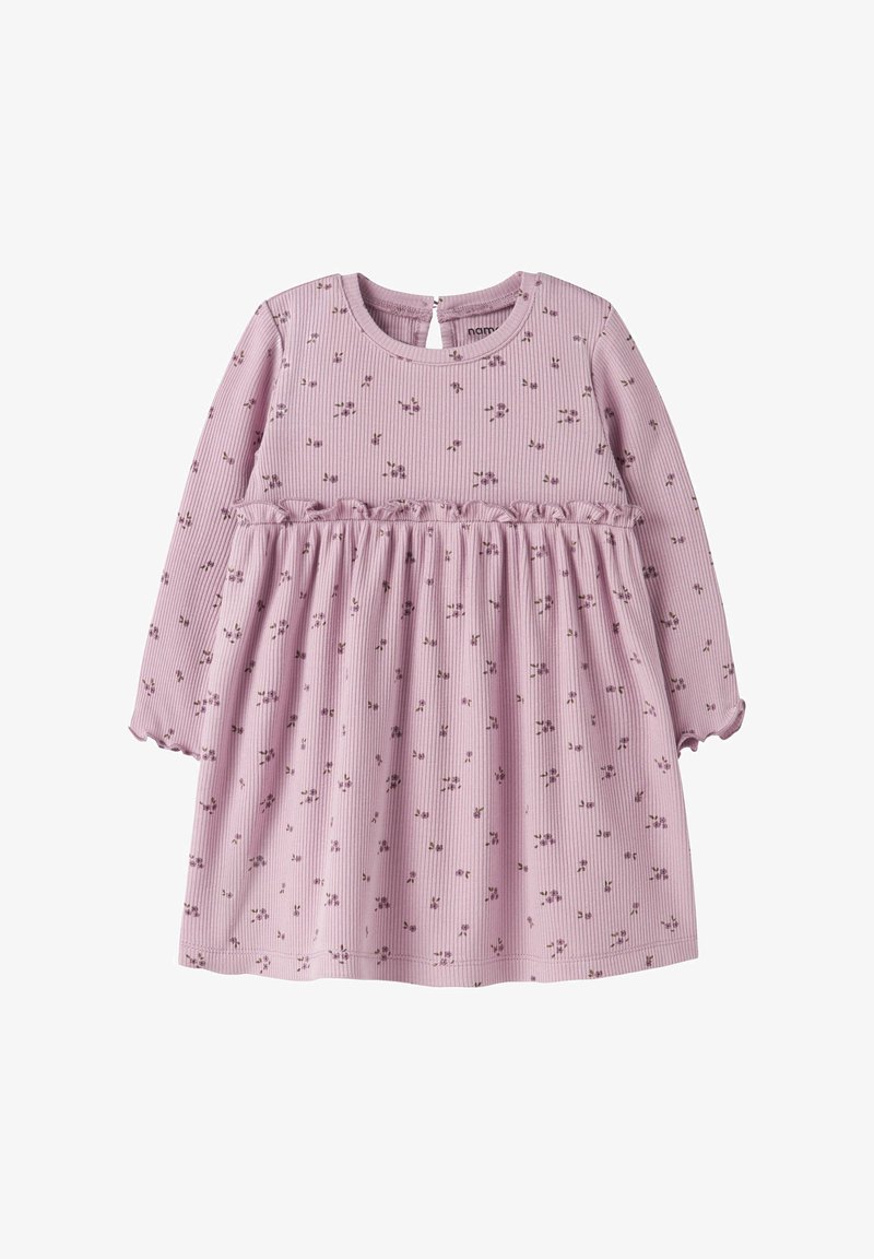 Robe bébé rose à manches longues avec petit imprimé floral, détail à volants à la taille et fermeture au dos par bouton à œillet.