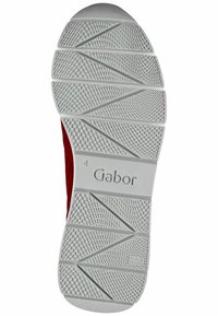Suela de zapato Gabor con un material de goma gris que presenta un patrón de agarre texturizado y un diseño de banda de rodadura en ángulo para mayor tracción. Las marcas incluyen "Hecho en Eslovaquia."