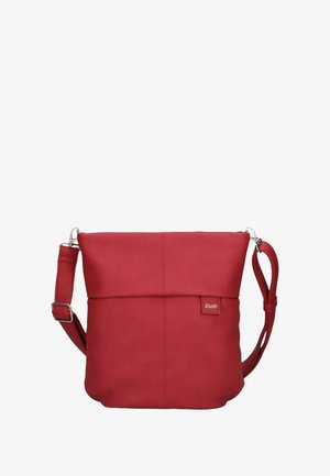 Rote Leder-Crossbody-Tasche mit einem umklappbaren Deckel und verstellbarem Tragegurt. Strukturiert Oberfläche, minimalistisches Design und Logo auf der Vorderseite.