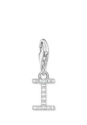 Charm con chiusura in argento a forma della lettera I, decorato con piccoli zirconi trasparenti lungo la superficie.
