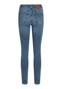 Jean denim bleu slim avec deux poches arrière et un patch marron sur la ceinture, vu de dos.