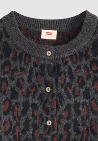 Sivý pletený kardigán s leopardím vzorom v tmavosivej a hrdzavej farbe, s okrúhlym výstrihom a zapínaním na gombíky.