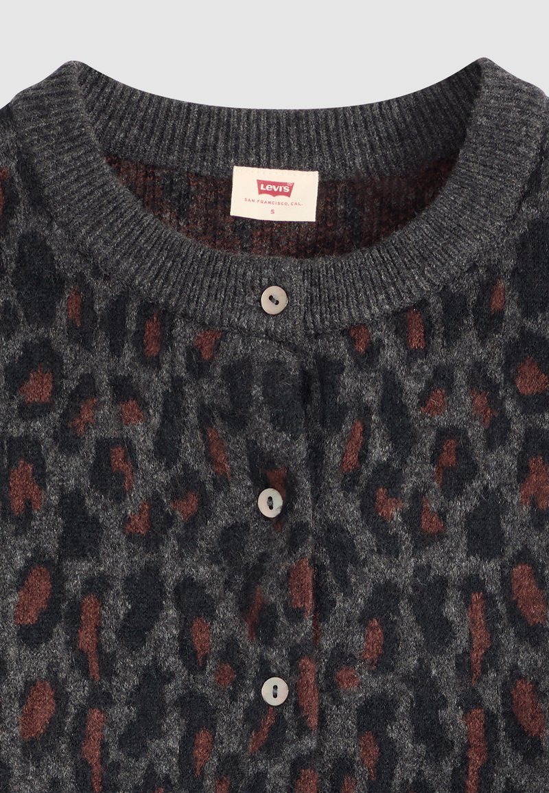 Grauer Strickcardigan mit einem Leopardenmuster in dunklem Grau und Rostfarben, mit runden Ausschnitt und Knopfverschluss.