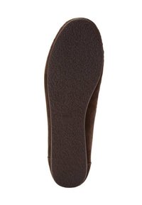 Semelle de chaussure en cuir suédé marron avec une surface texturée. Présente le logo "MNG" en relief et des bords arrondis. Silhouette globalement plate.