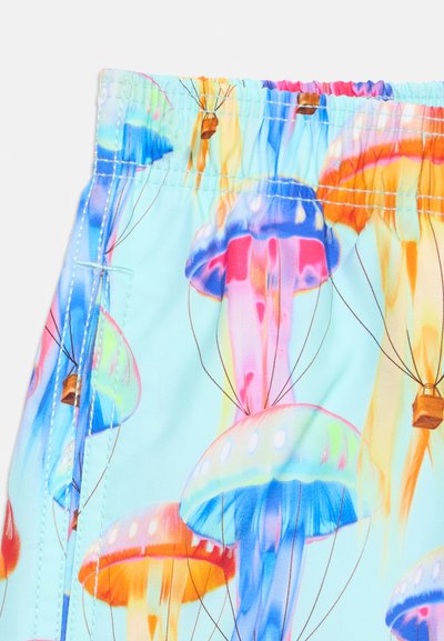 Κοντινό πλάνο σε μαγιό με ελαστική μέση και πολύχρωμες μέδουσες και κορδόνια τυπωμένα σε γαλάζιο ύφασμα.