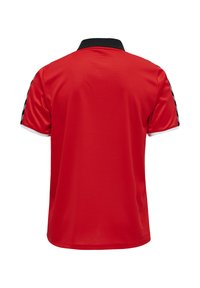 Röd sporttröja med korta ärmar, svart krage och vita accenter på ärmarna. Tillverkad i ett smidigt och lätt material.