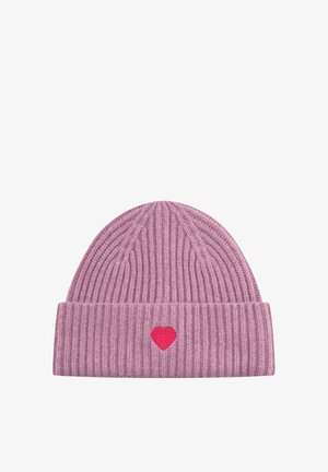 Bonnet tricoté en rose clair avec une texture côtelée, arborant un petit cœur rouge sur le devant. Pas d'autres embellissements ni motifs.