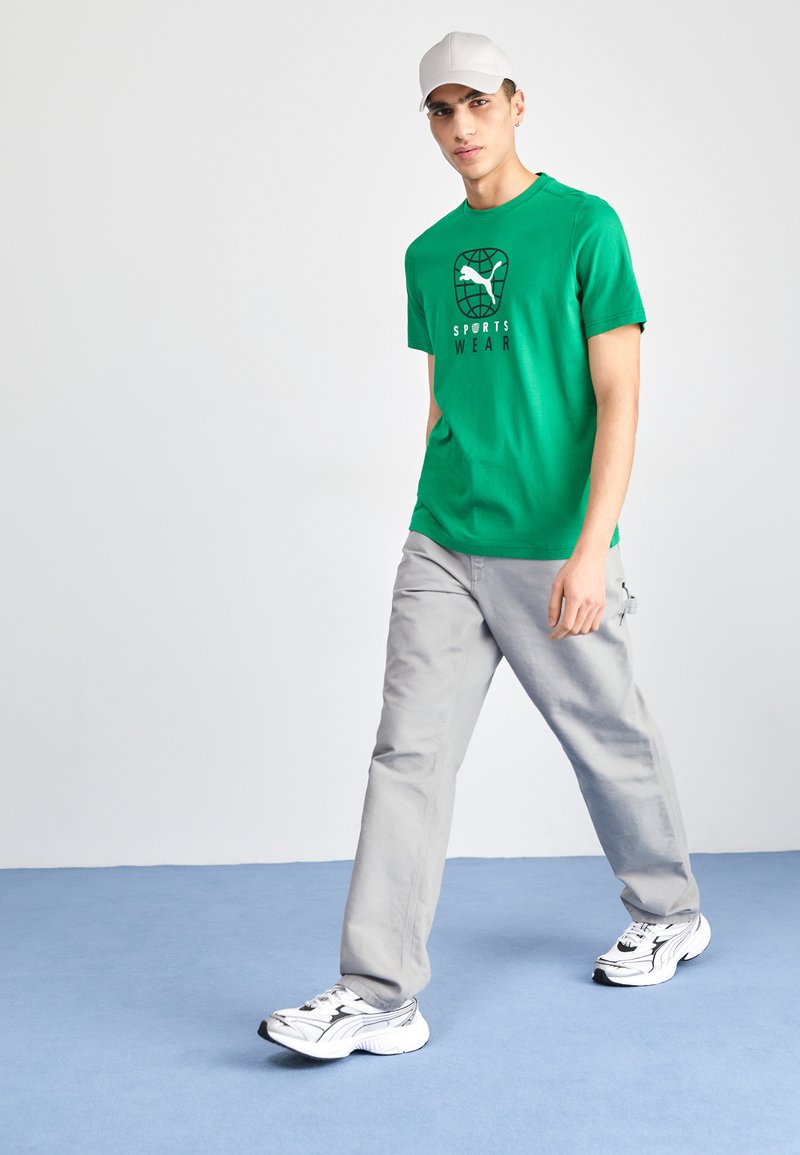 Puma BETTER SPORTSWEAR TEE - Camiseta estampada - archive green