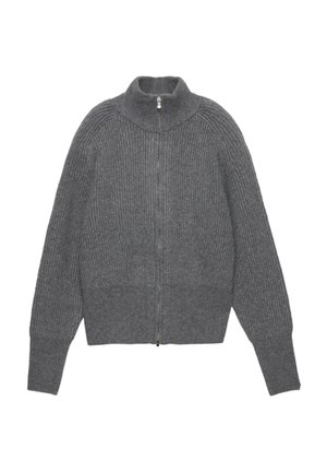 Sivi rebrasti pleteni džemper s visokim ovratnikom i zatvaračem na cijeloj dužini. Ima raglan rukave i teksturiranu tkaninu.