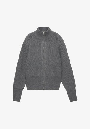Grå ribstrikket sweater med høj krave og lynlås hele vejen ned. Har raglanærmer og tekstureret stof.