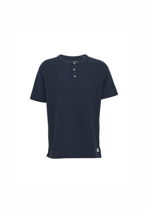 Navyblauwe t-shirt met korte mouwen in een gestructureerde stof, voorzien van een ronde halslijn met een drieknopssluiting en een zijsplit aan de zoom.