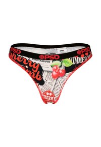 String rouge avec une taille noire portant le logo "PSD". Le tissu présente un motif de cerises et de journaux, ajoutant des détails remarquables.