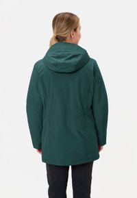 Giacca verde resistente all'acqua con cappuccio, caratterizzata da una vestibilità comoda, texture liscia e design semplice. Nessuna ferramenta visibile o motivi decorativi.