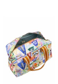 Duffeltas van meerkleurige stof met een reisgeïnspireerde print. Ritssluiting en handvaten met oranje accenten. De binnenkant is lichtblauw.