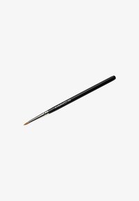 MAC 209 Pinsel, dünne und spitze Borsten, schwarzer Griff, silberne Ferrule, entworfen für präzise Anwendung im Make-up.