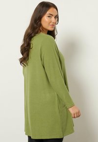 Langsleeve, groene gebreide trui met een relaxte pasvorm en zijsplitten, met een gestructureerde afwerking en een ronde zoom.