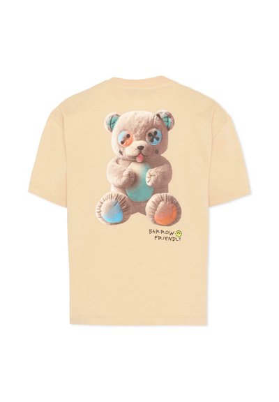 T-shirt beige avec une illustration d'ours en peluche en peluche présentant des boutons d'yeux dépareillés et des patchs pastel bleus et orange. Texte "Barrow Friendly" en dessous.