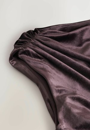 Tugă de satin de culoare purpurie închisă, cu textură plisată la umăr. Finisaj neted și drapaj elegant, demonstrând o culoare bogată și un luciu.