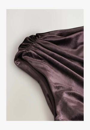 Mörk lila satinklädsel med samlad textur vid axeln. Slät yta och elegant fall som visar upp rik färg och glans.