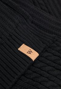 Sciarpa nera lavorata a maglia con texture a coste, con una targhetta rettangolare in pelle incisa con la lettera "W".