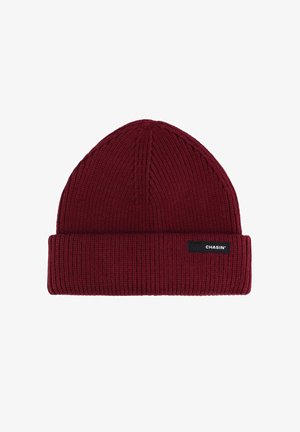 Bordeaux gebreide beanie met een ribbelstructuur, voorzien van een omgeslagen rand en een klein zwart label met de merknaam "CHASIN'."