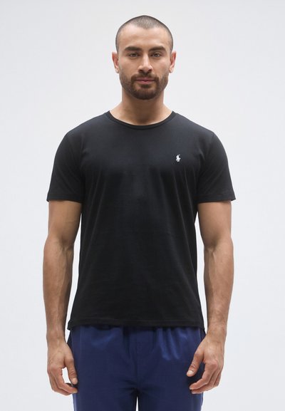 Μαύρο βαμβακερό t-shirt με στρογγυλή λαιμόκοψη, κοντά μανίκια και μικρό, λευκό λογότυπο στο αριστερό στήθος. Λείο ύφασμα, άνετη εφαρμογή.