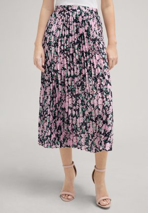 Faltenrock in Dunkelblau mit floralen Mustern in Pink- und Grüntönen. Leichtes Material; elastischer Bund; kombiniert mit Riemchen-Heels.