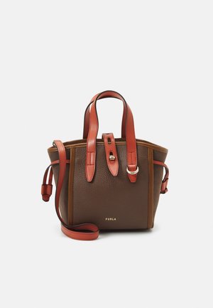 Compact bruine leren handtas met rode handgrepen en verstelbare schouderriem, voorzien van een gouden gespsluiting en Furla-logo.