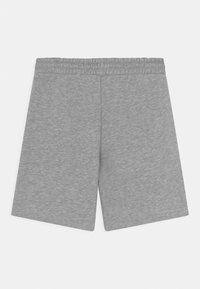 Shorts en coton gris avec une taille élastique, coupe droite et texture lisse. Pas de poches visibles ni de motifs. Design simple.