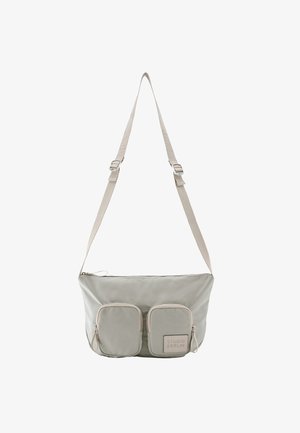 Helles graues Schultertasche aus glattem Stoff, mit zwei vorderen Reißverschlusstaschen und einem Logo-Patch. Inklusive einem verstellbaren Gurt.