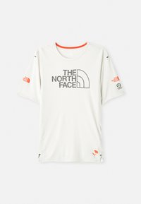 Hvit kortermet t-skjorte med "THE NORTH FACE"-logo i grå. Har et teksturert stoff, oransje detaljer og et lite grafisk motiv på kanten.