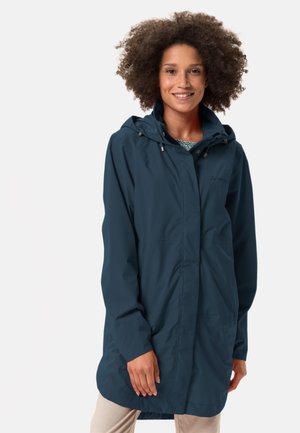 Marineblaue wasserdichte Jacke mit Kapuze, mit Reißverschluss vorne, zwei seitlichen Taschen und einem lockeren Schnitt. Glatte Textur und leichtes Material.