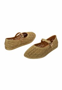 Zapatos planos de tela dorada con una correa estilo Mary Jane y parte superior texturizada con un patrón abierto. Las suelas son planas y lisas.