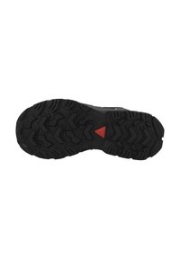 Suela de zapato de goma negra con un patrón de banda resistente que presenta formas geométricas elevadas y un acento triangular rojo cerca del talón para mejorar la tracción.