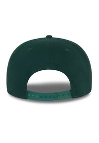 Tamsiai žalia kepuraitė su vientisu audiniu ir reguliuojamu plastikiniu dirželiu gale. Yra siuvinėti akcentai ir ventiliacijos skylutės.