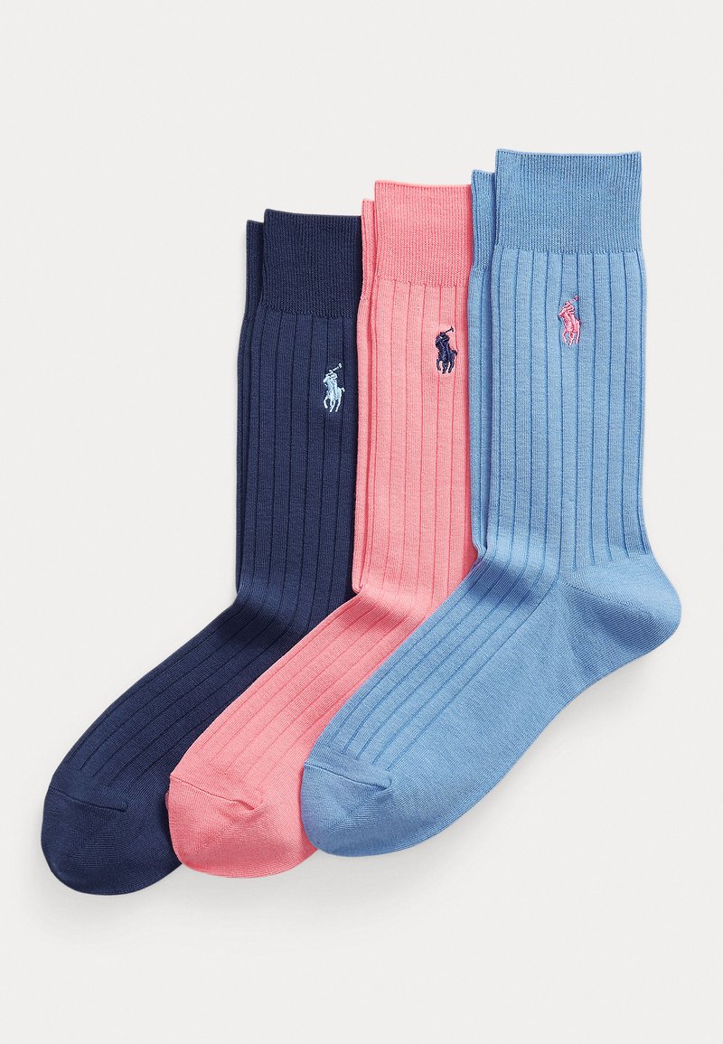 Três pares de meias caneladas nas cores azul-marinho, rosa e azul-claro, cada uma com um pequeno logótipo bordado em cores contrastantes.