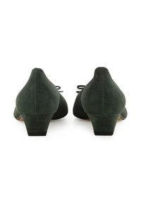 Scarpe verde scamosciato con tacco medio, caratterizzate da una punta affusolata e un tacco basso. I lacci neri aggiungono un tocco di dettaglio sul retro.