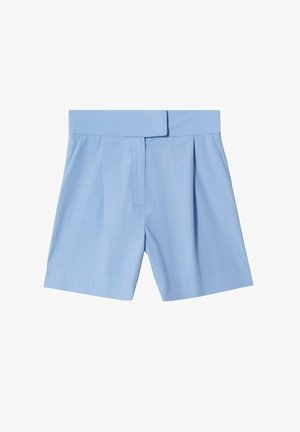 Pantalones cortos a medida de color azul claro con cintura alta, pliegues delanteros, bolsillos laterales y cierre frontal oculto.