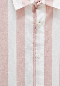 Gestreept shirt met lichtroze en witte verticale strepen, gemaakt van linnen, met een knoopsluiting aan de voorkant en een klassiek kraagontwerp.