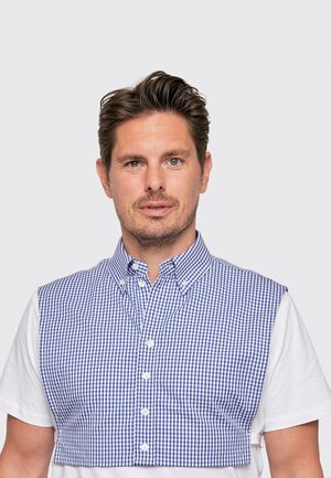 Blau-weiß kariertes Kurzarmhemd mit Button-Down-Kragen, mit einem verkürzten Design und einem weißen Unterhemd darunter.