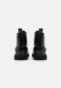 Calvin Klein Jeans EVA BOOT MID LACEUP - Botines bajos - triple black
