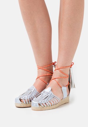 GLADIOLA - Espadrilky - azul/naranja