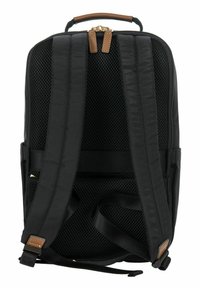 Zaino nero con retro in rete testurizzata, spallacci imbottiti, dettagli in pelle marrone e chiusura superiore con doppia zip. Design compatto e snello.