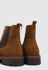 Sandra Fontán Bottines - camel