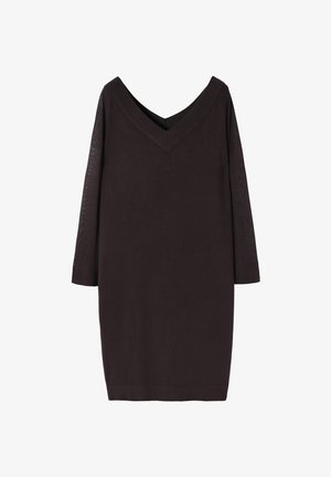 Crna haljina s V-izrezom i rukavima do tri četvrtine. Izrađena od glatkog materijala s suptilnim sjajem, s ravnim krojem.